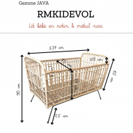 Lit bébé évolutif en rotin blanchi avec des pieds en métal noirs