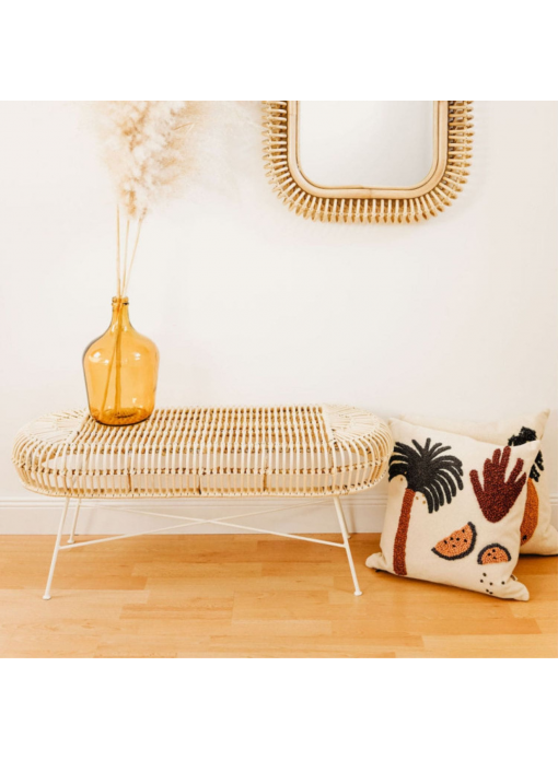 Banc JAVA BLANC en rotin et métal blanc sous un miroir, avec un vase ambré
