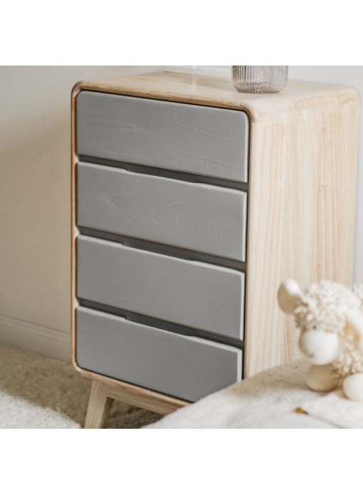 Vue de trois quarts de la commode RÉTRO, avec ses côtés en bois et ses façades grises