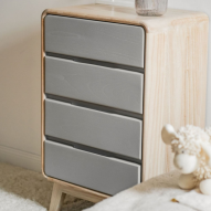 Vue de trois quarts de la commode RÉTRO, avec ses côtés en bois et ses façades grises