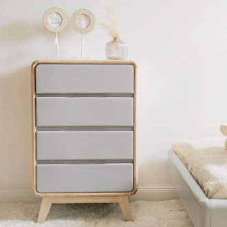 Commode RÉTRO à quatre tiroirs gris et cadre en bois naturel dans une chambre