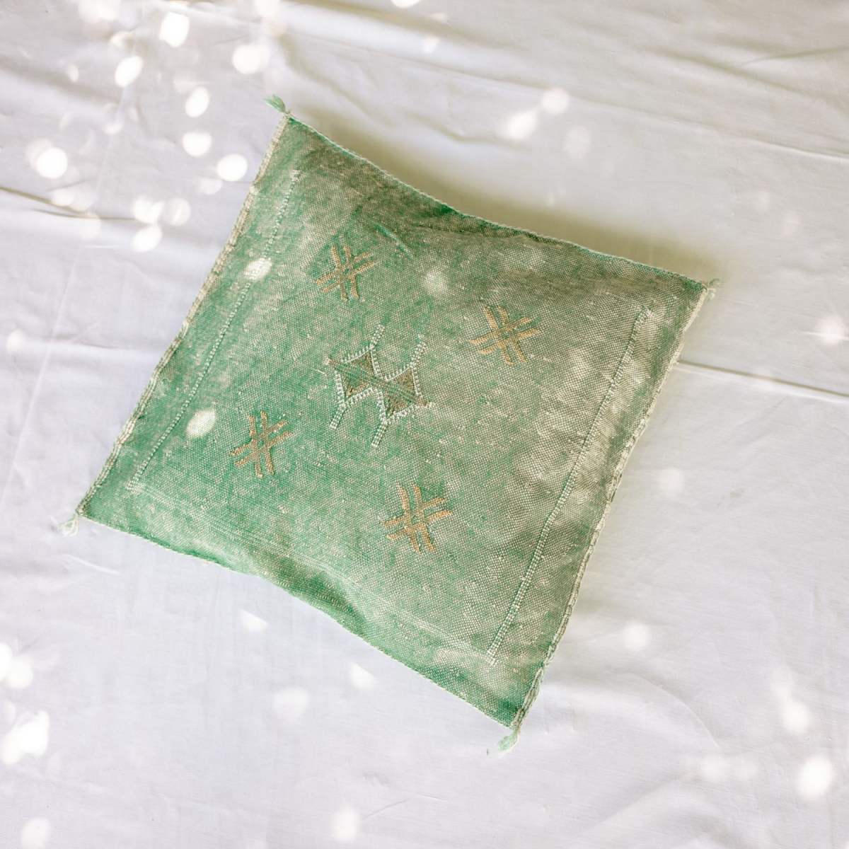 Coussin en soie Sabra, teinture végétale, fait main au Maroc.