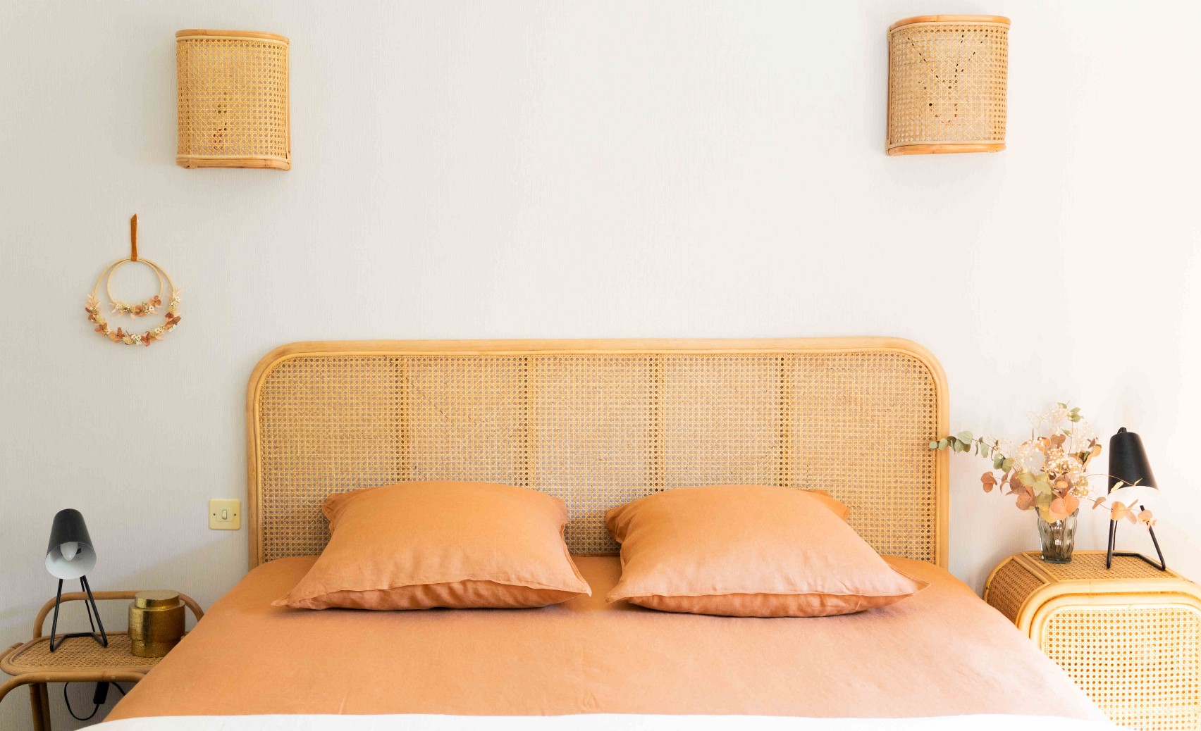 Mêler le rotin et un autre style de déco : mode d’emploi.