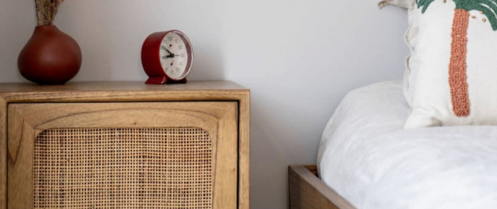 DIY : relooker un petit meuble avec du cannage