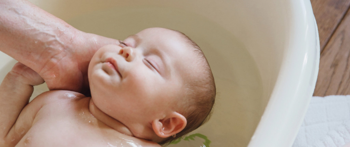 Comment bien prendre soin de son bébé : une routine toilette indispensable